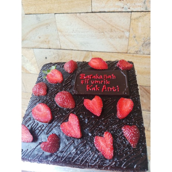 

brownies cake siram coklat ganache, toping buah (palembang)