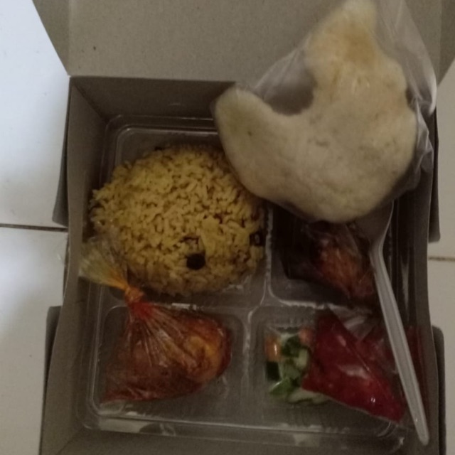 

Nasi minyak warna kuning