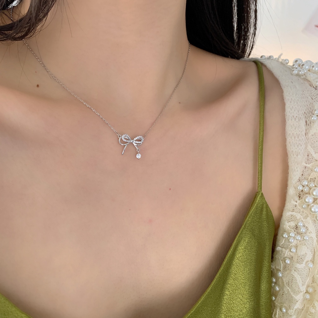 Kalung Rantai Dengan Liontin Pita Aksen Batu Zircon Simpel Untuk Wanita