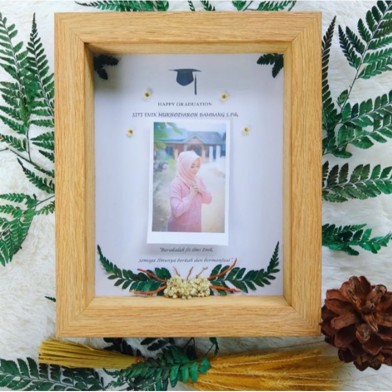 

FRAME IN FLOWER/FRAME EDELWEIS/KADO SIDANG/KADO WISUDA/KADO SIDANG SKRIPSI/KADO SPESIAL