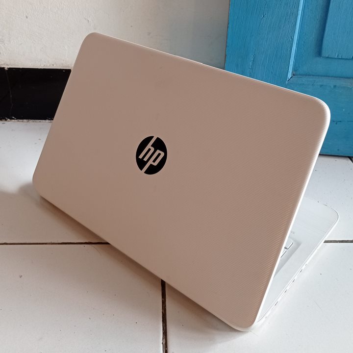 Hp 14-ax003nx Warna Putih Slim Tipis RAM 4GB Windows 10 Laptop Second