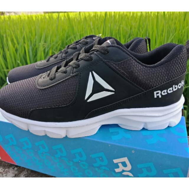 Sepatu running reebok hitam