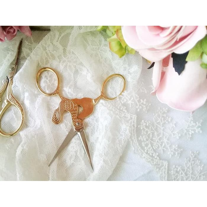

GUNTING STAINLESS GOLD ANTIK KLASIK BENTUK AYAM/SCISSORS/WEDDING SOUVENIR