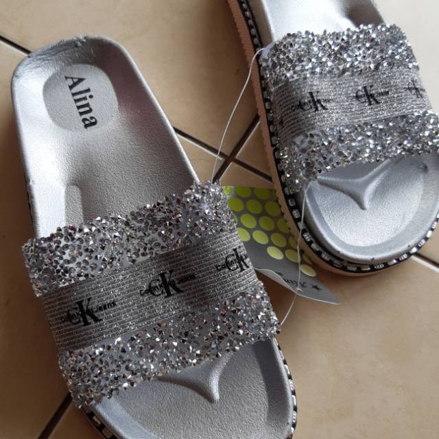 Sandal perempuan dewasa