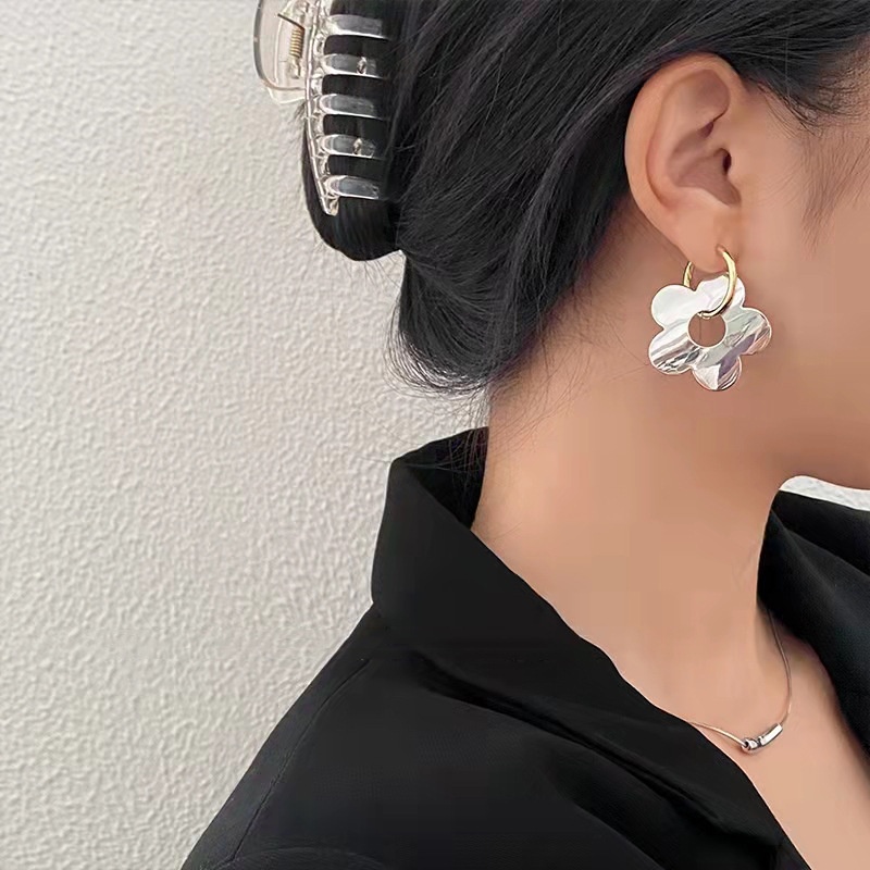 Anting Tusuk Motif Bunga Bahan Metal Ringan Mewah Untuk Wanita