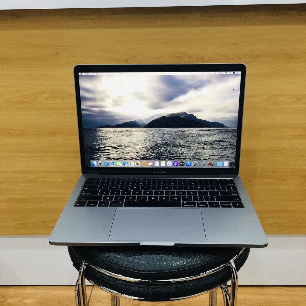 Macbook Pro 13inch Non Touchbar 2017 Grey atau silver Two Thunderbolt 3 Port second original bergara