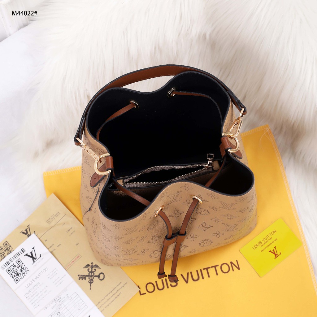 T Louis Vuitton NeoNoe Togo Leather in Monogram M44022