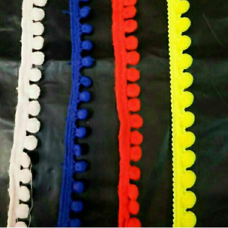 

Renda bakso/ renda pompom 1.2cm - 1.5cm. roll 15yard (13.5 meter).