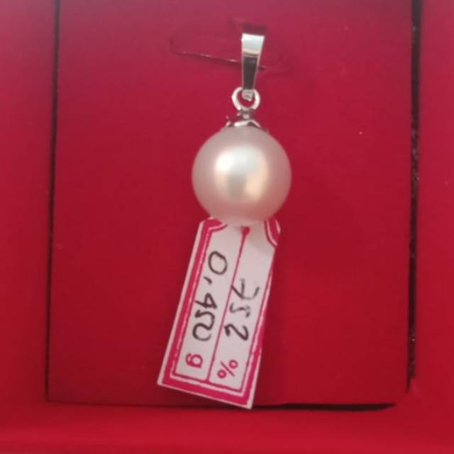 Liontin emas putih dengan mutiara air laut grade A