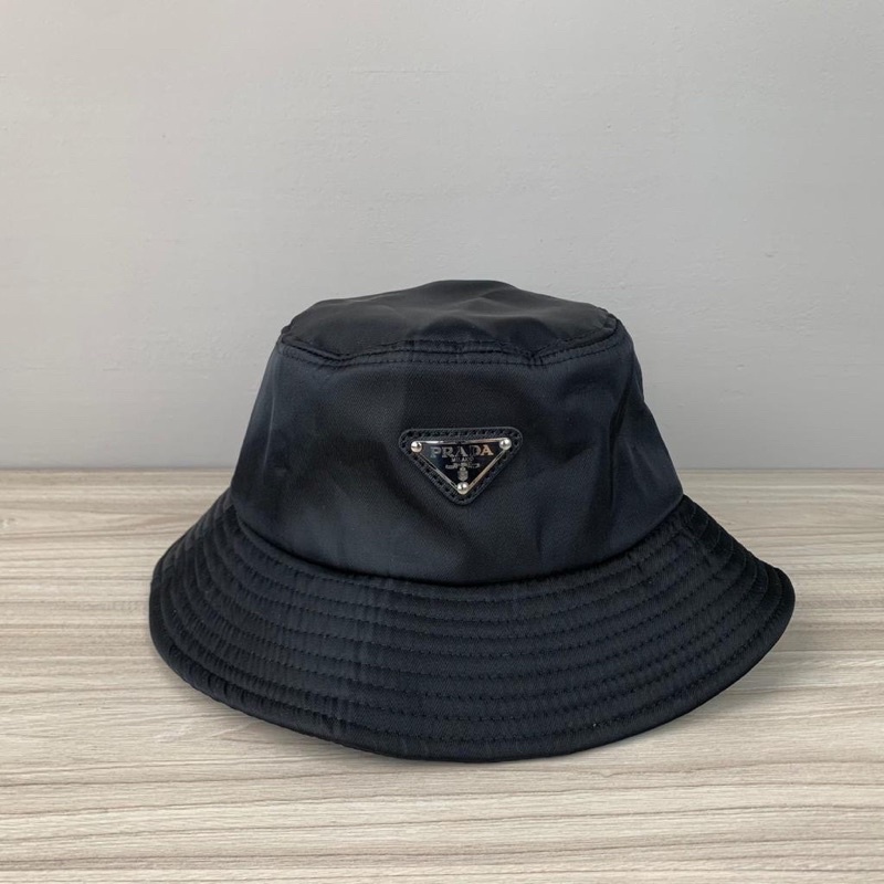 topi prada bucket