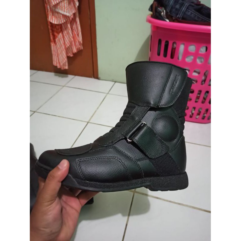 sepatu touring Tomkins ukuran 40