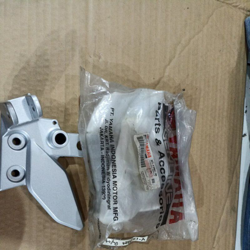 Dudukan footstep Depan kanan Vixion ori