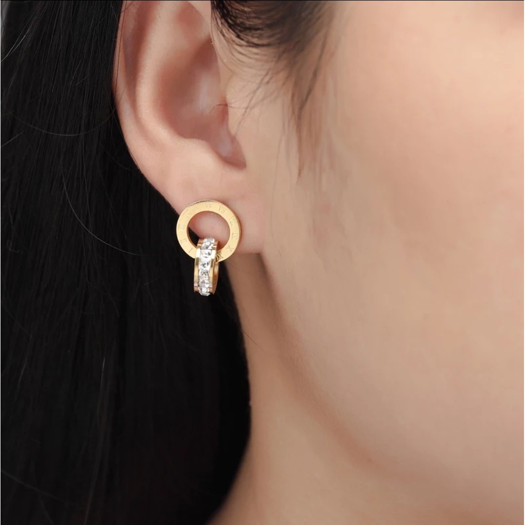 Anting Tusuk Titanium Bvlgr Huruf Romawi Two Rings Kristal ArtifisialTersedia Warna Rose Gold dan Gold