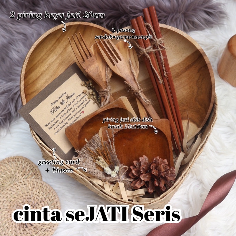 HAMPERS KAYU JATI / HAMPERS ALAT MAKAN KAYU JATI / HAMPERS PERNIKAHAN / HAMPRS GRADUATION / HAMPERS NATAL / HAMPERS LEBARAN / KADO WEDDING / KADO PERNIKAHAN / KADO SANGJIT / KADO WISUDA / KADO ULANG TAHUN / KADO CEWE COWOK / SOUVENIR WEDDING ESTETIK