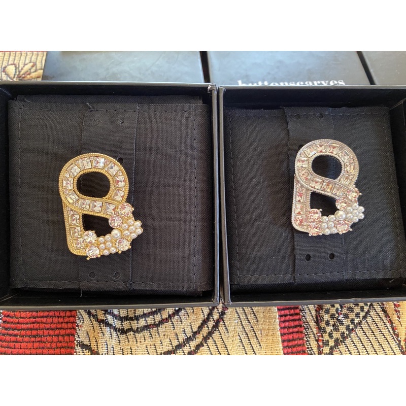 alphabet brooch huruf B buttonscarves gold silver brooch buttonscarves gleaming brooch