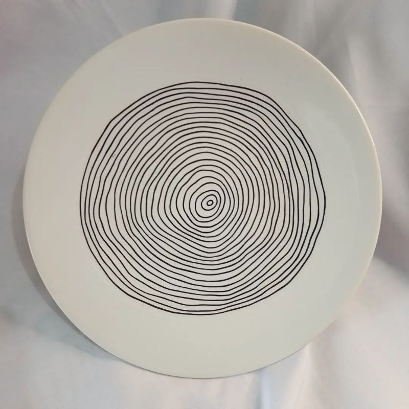 Piring Keramik Putih Motif Pusaran Unik
