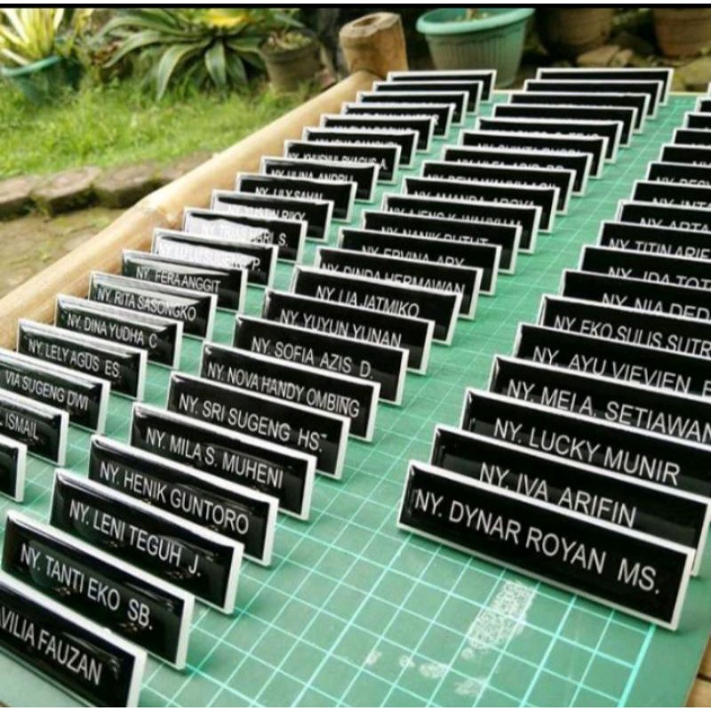 

name tag/papan nama