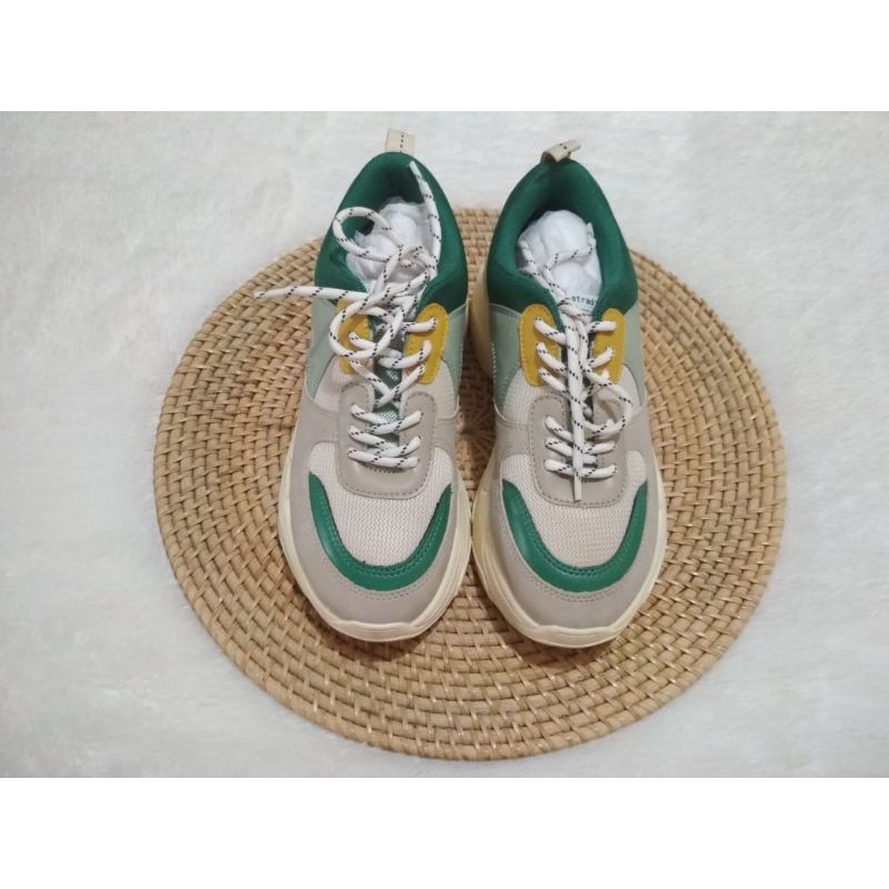 Sneakers Stradivarius Preloved