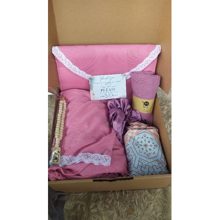 

hampers spesial/gift box sajadah mukenah hijab