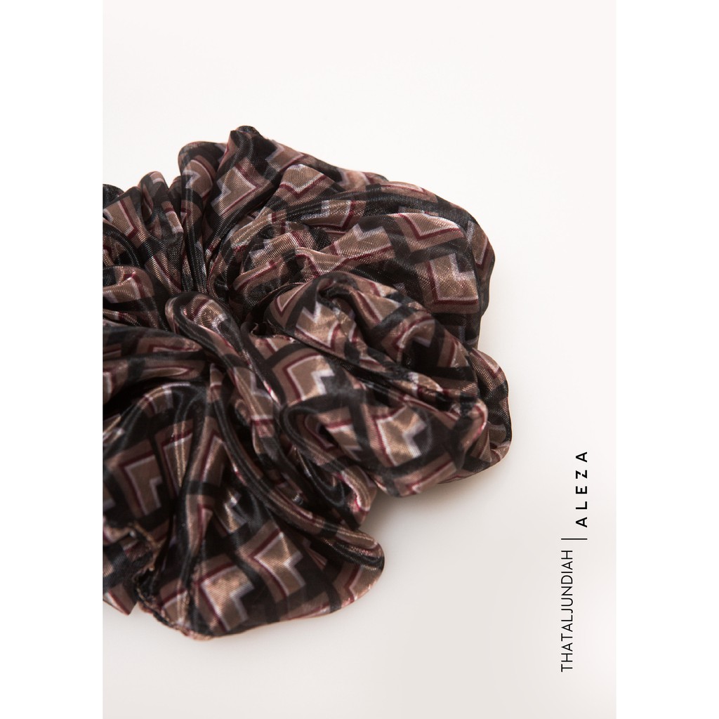 

Thaksa Scrunchie Black