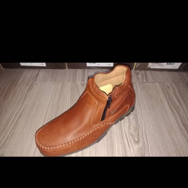 Sepatu Pria Kangaroo