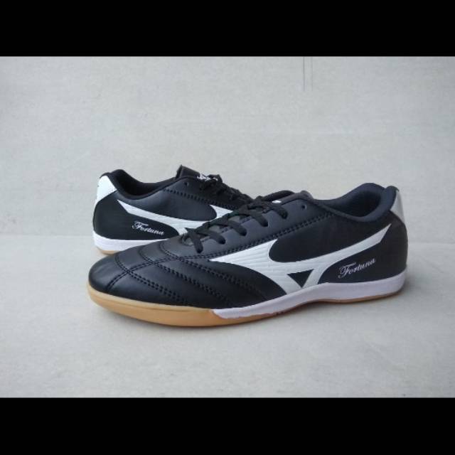Sepatu futsal Mizuno hitam putih