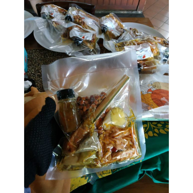 

Paket ayam kedewatan bu Mangku