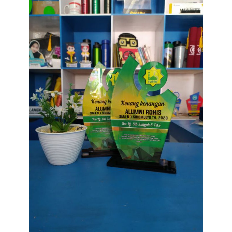 PREMIUM PRODUK PLAKAT,PLAKAT WISUDA  PLAKAT PENGHARGAAN PLAKAT AKRILIK