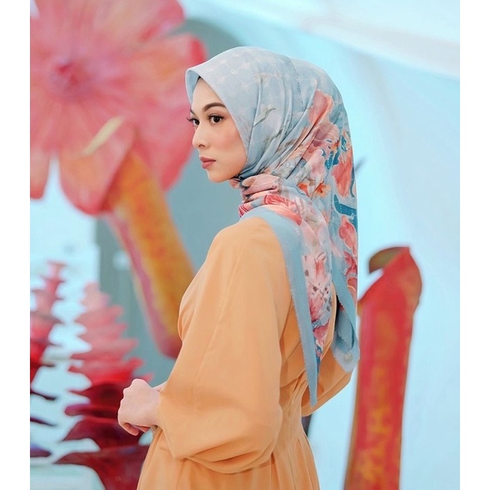 Ori Buttonscarves Xanadu Series in Marine Color complete with Box & Mini Brooch.