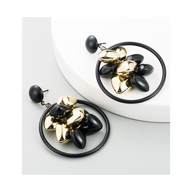 LRC Anting Tusuk Fashion Black Gold Circle Heart Earrings D62780