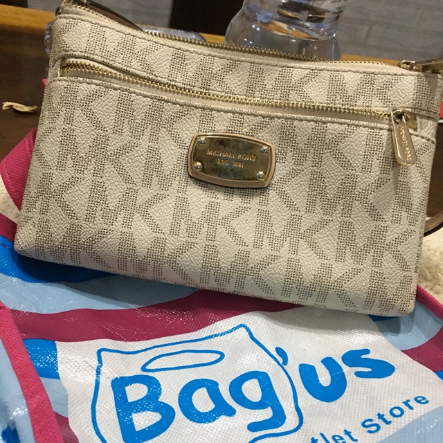 sold out - Michael Kors Authentic Wristlet