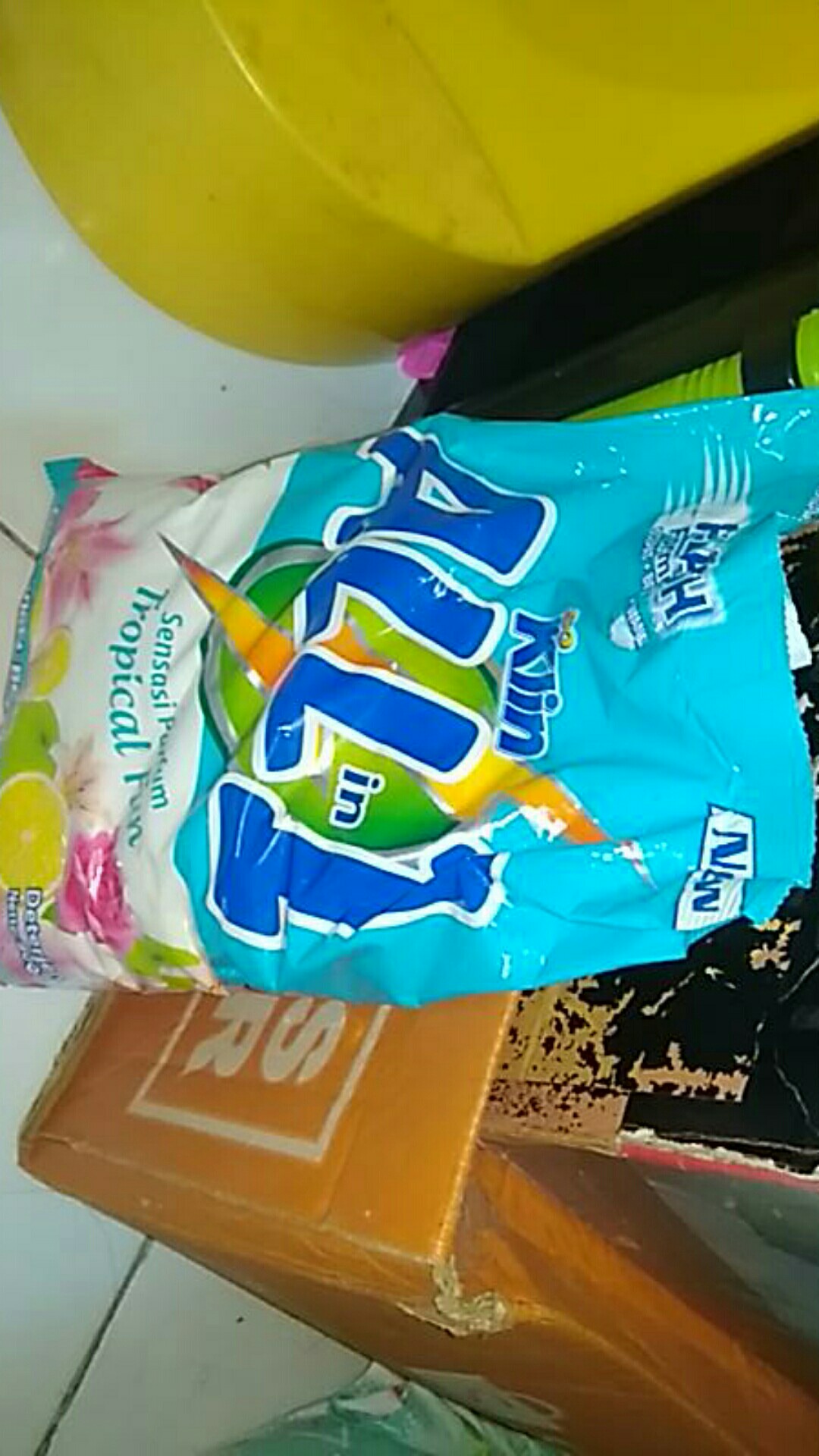 Soklin All In 1 Deterjen Bubuk 900 Gram Merah Biru Wangi Harum Parfum Buah (no.206)