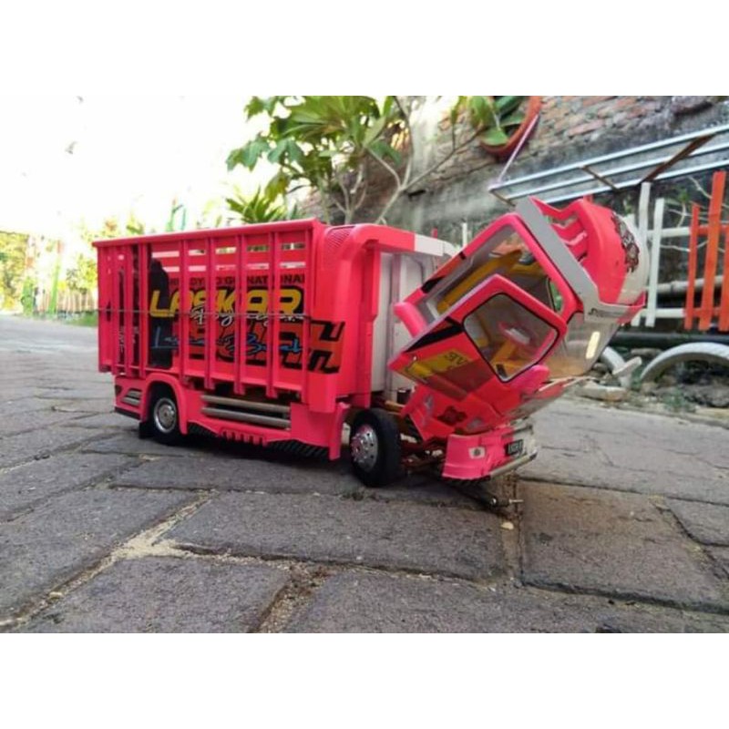 Miniatur truk full spek interior supensi oleng
