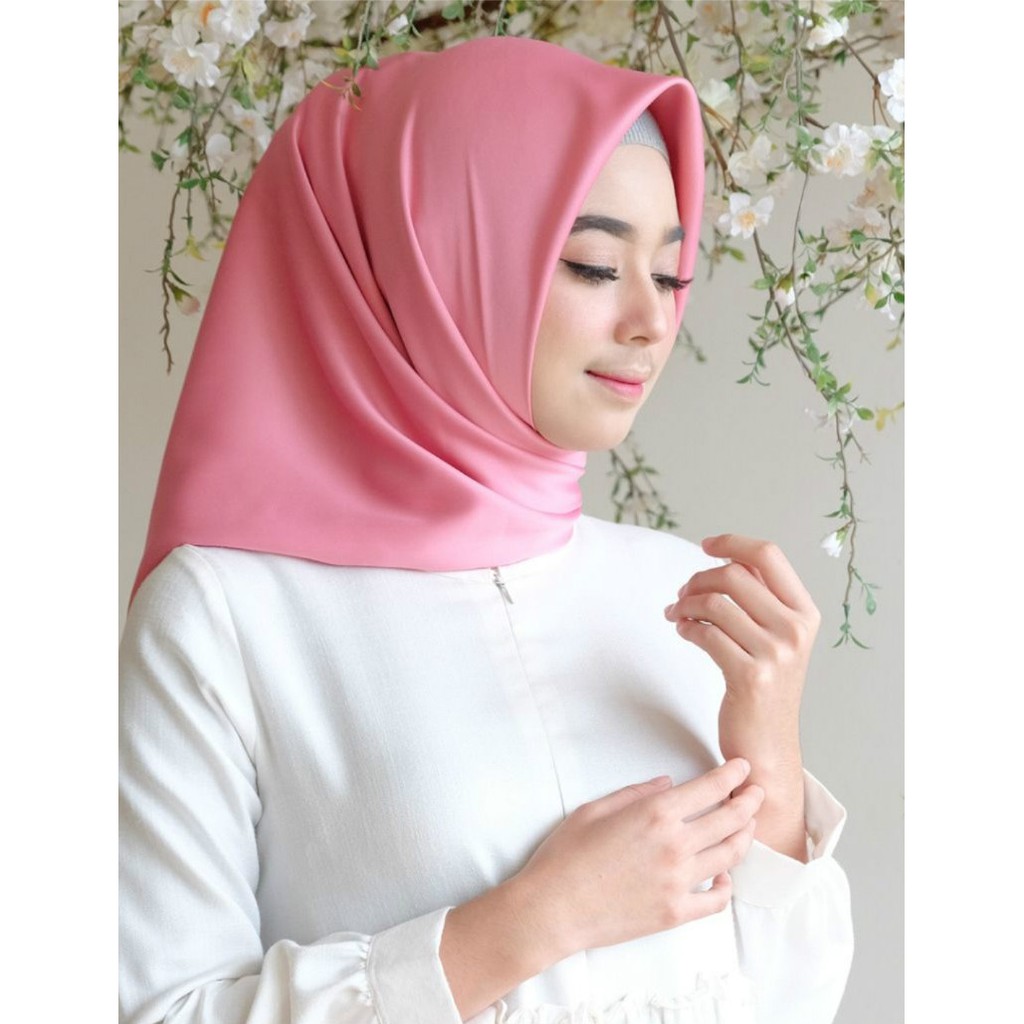 KERUDUNG SATIN SEGIEMPAT / HIJAB SEGIEMPAT / JILBAB SEGIEMPAT