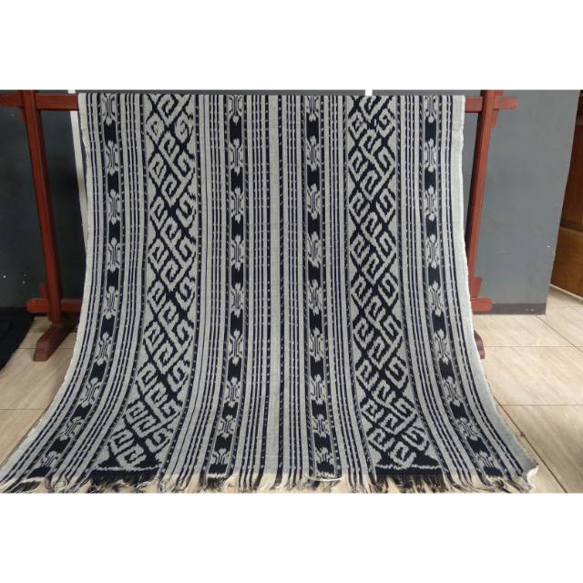 Kain tenun motif Toraja hitam putih
