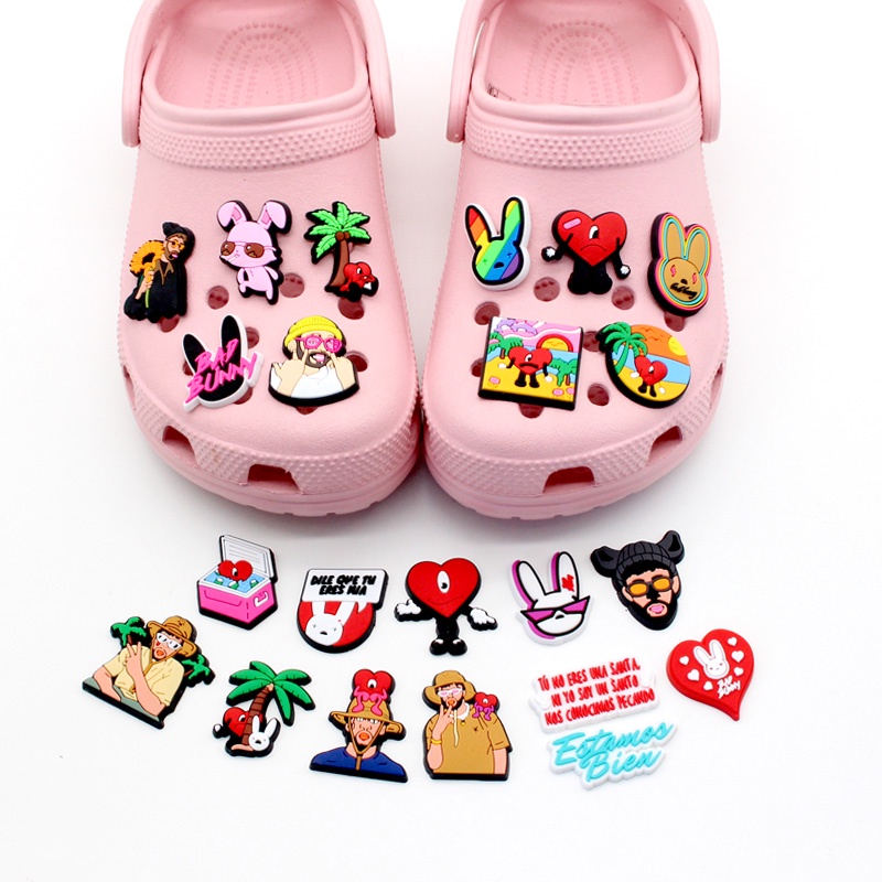 New Crocs Jibbitz wanita charms sandal bad bunny DIY pin Aksesoris pria anak Bahan Untuk Dekorasi Sepatu Hadiah