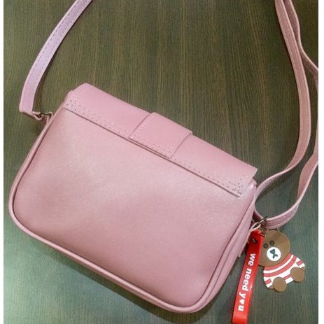 Tas selempang anak perempuan remaja dan dewasa bahan kulit sintetis lokal colombo model tali selempang bisa di sesuaikan #tas #tasanak #tascewek #tasperempauan #tasanakremaja #taskeren
