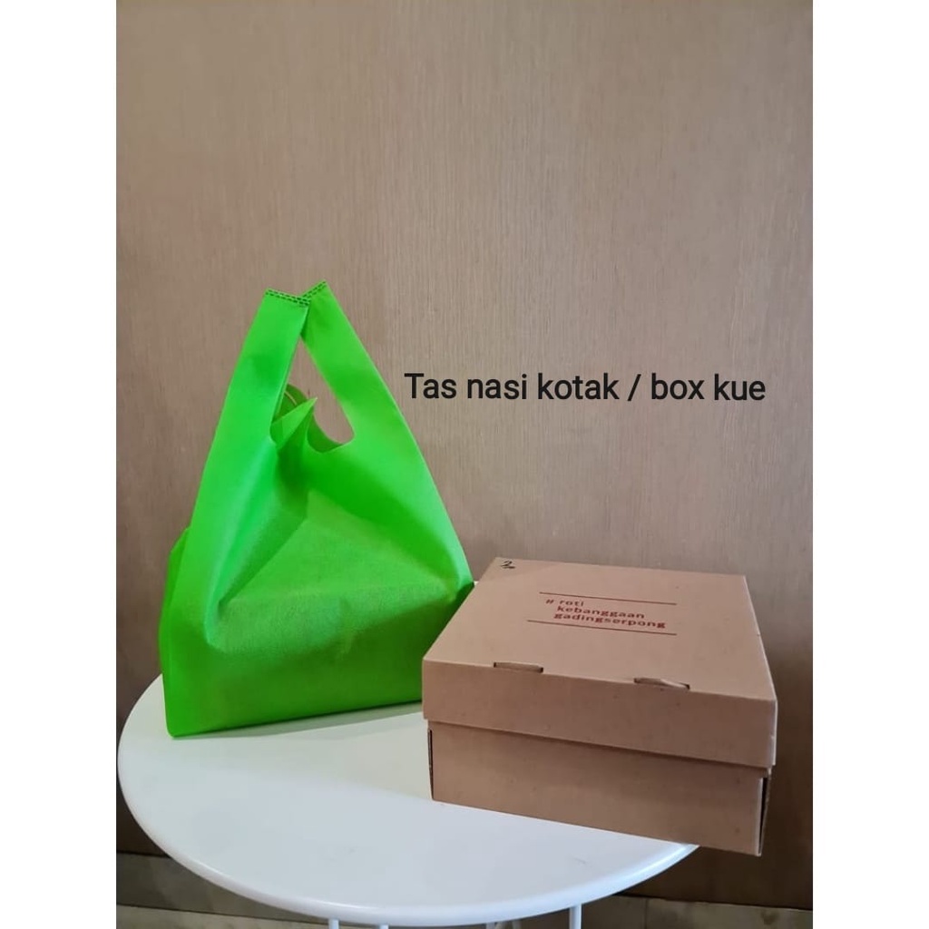 

Tas Spunbond Model Kantong Kresek Untuk Kotak Nasi/Kue Ukuran 24x22x50