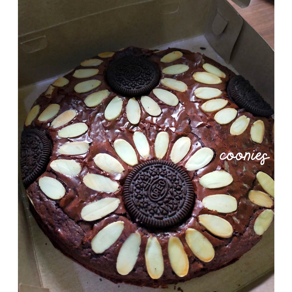 

FUDGY BROWNIES SUNFLOWER BUNGA BROWNIES PANGGANG ENAK TOPPING ALMOND DAN OREO D20 CM