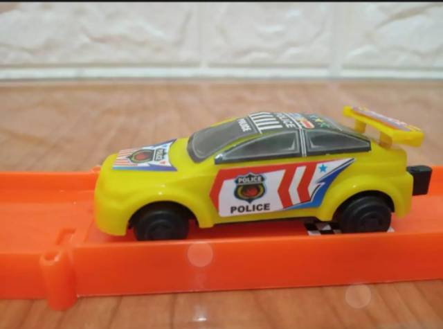 Mainan mobil track racing