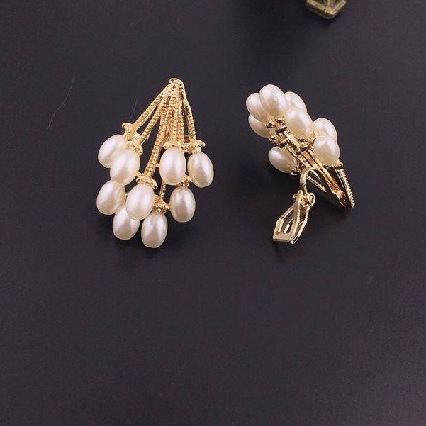 Anting Klip Lapis Emas Aksen Mutiara Untuk Wanita