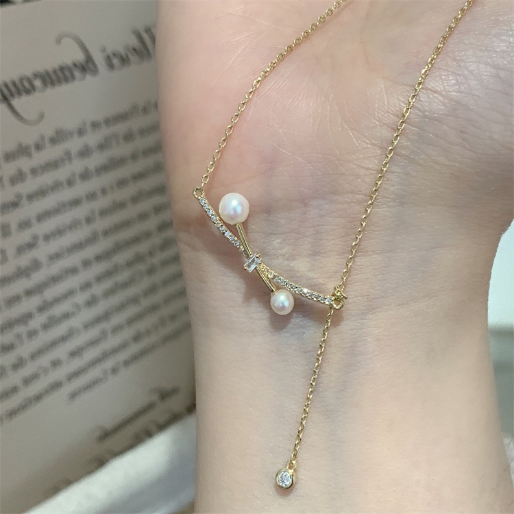 Kalung Rantai Klavikula Hias Liontin Kristal Mutiara Berlian Rumbai Bahan Baja Titanium Warna Emas Untuk Wanita