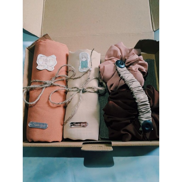 

Hampers Hijab Gif Box Kado Wisuda Kado Nikahan Paket Jilbab Kado cewe Hempers Cewe