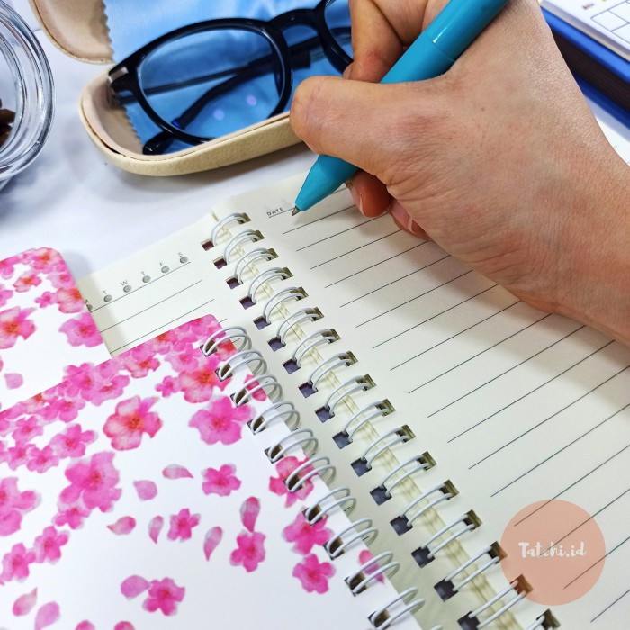 

Hadir Falling Sakura Top Spiral Notebook/ Buku Spiral Bergaris A5 (Type B) Promo