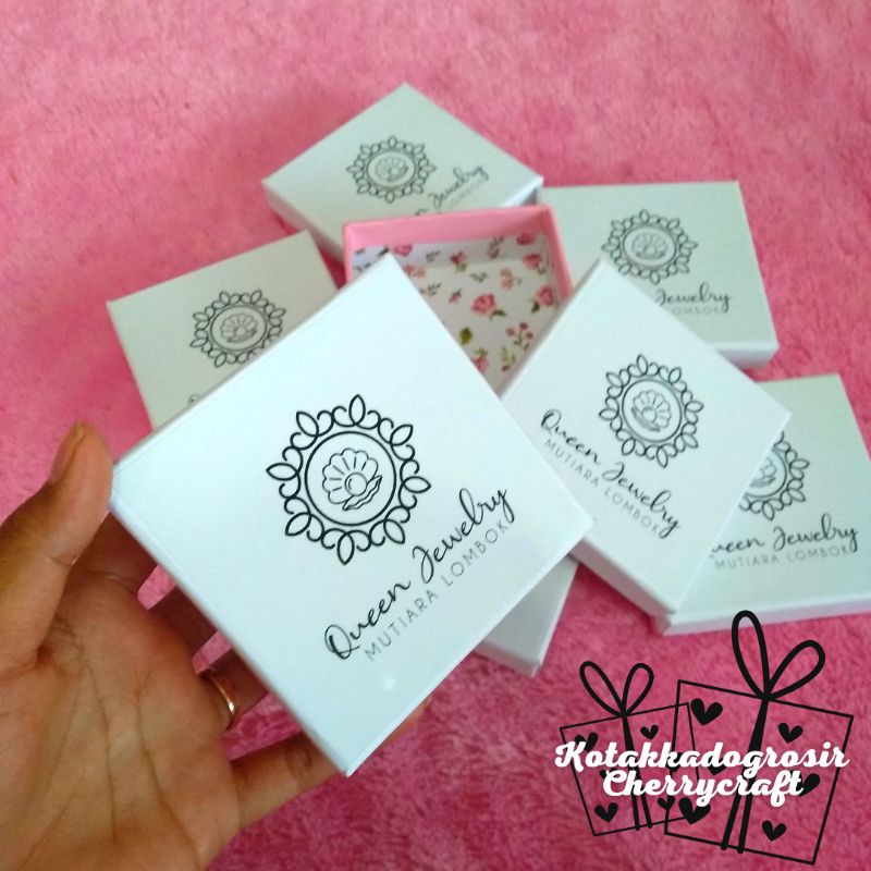 

Box Vintage cantik 6x6x3cm kombinasi pink cover dalam bunga FREE CETAK LOGO min 12pcs