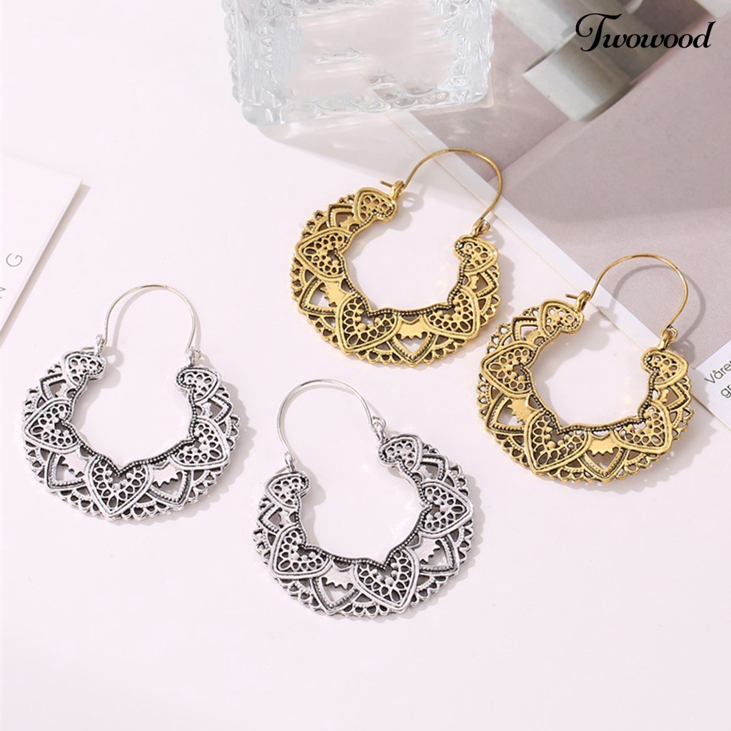 1 Pasang Anting Juntai Bentuk Bunga Hollow Bahan Alloy Untuk Wanita