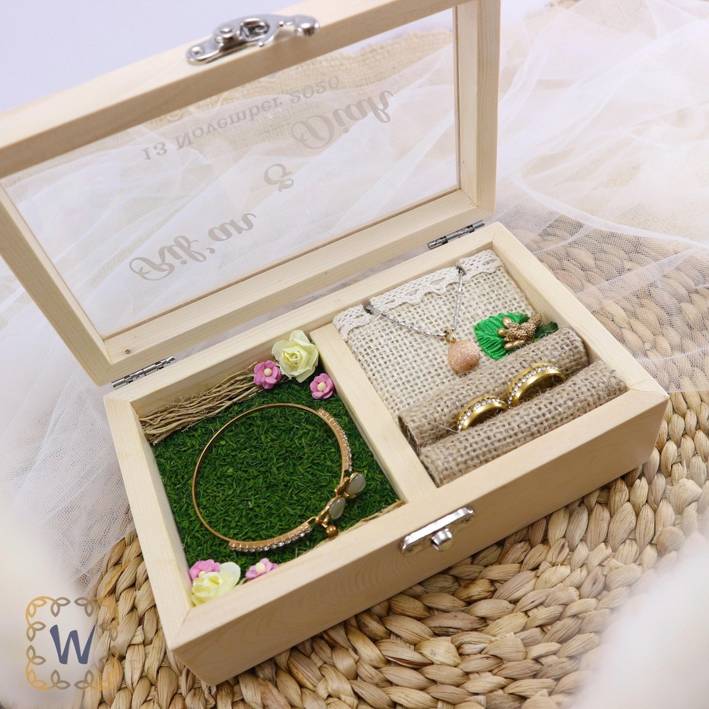 TEMPAT PERHIASAN EMAS UNTUK SESERAHAN LAMARAN DAN PERNIKAHAN DARI KAYU