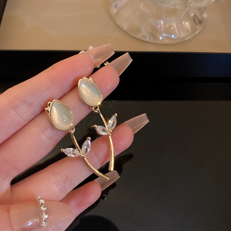 Anting Tusuk Model Bunga Tulip Trendy Untuk Wanita