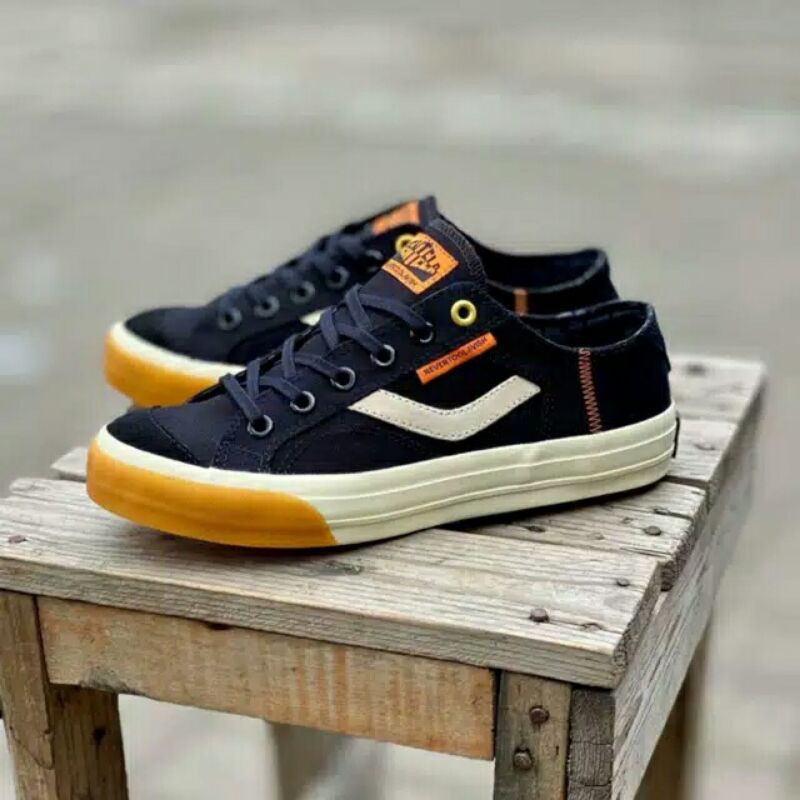 VENTELA Hard 13 Noir Original by Ventala x Nevertoolavish