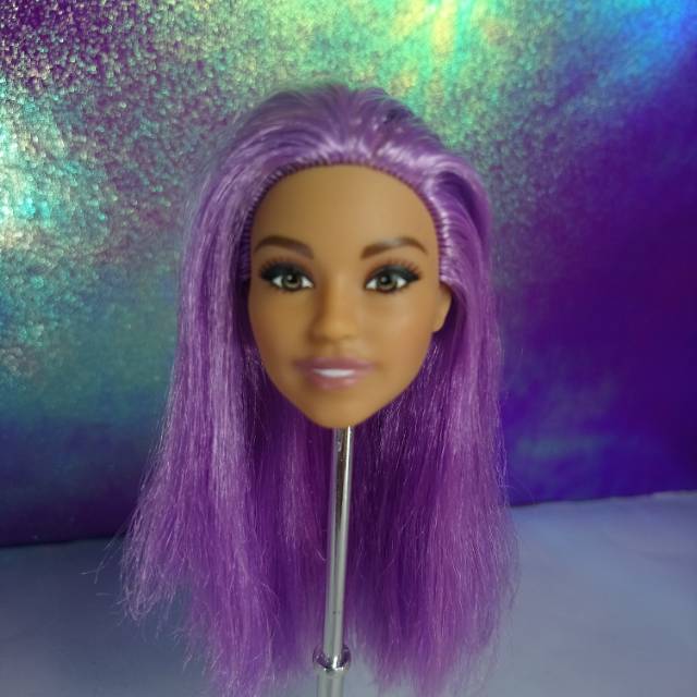 Kepala barbie mirip Gigi hadid